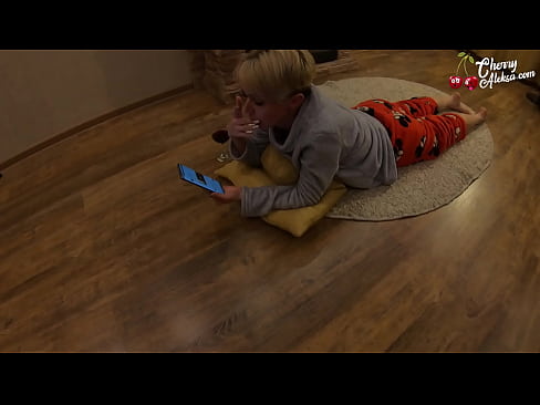 ❤️ I-Blonde ephambeneyo imunca iDick eNkulu efunxayo kwaye iqhwaba phezu kwayo - isondo leempundu ️  kuthi  ﹏