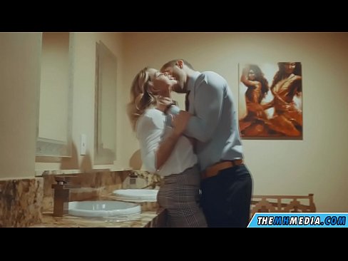 ❤️ Xa i-blonde ene-busty ikuhenda kwindlu yangasese yoluntu ️ kuthi ﹏